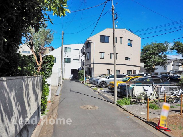 前面道路は交通量が少なく落ち着いた環境です！見通しも良好で毎日の外出もスムーズに行えます♪