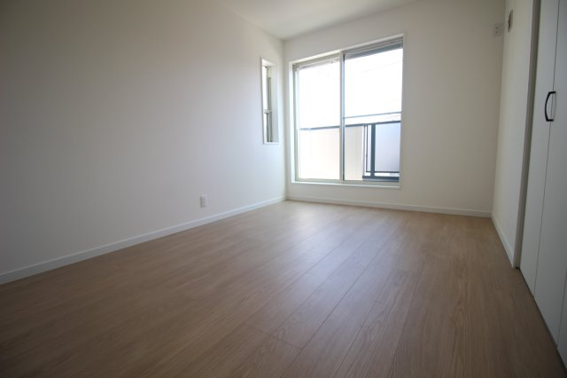 2階西東側の6帖洋室。バルコニーに面したお部屋です
