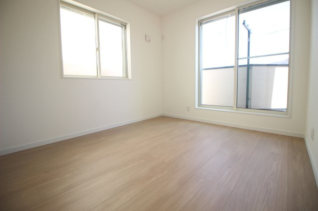 2階南東側の5.2帖洋室。このお部屋からもバルコニーへ出られます