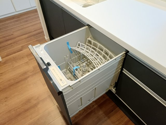 【食洗機】　手肌に優しく、家事の時短にもなる食洗機を完備。