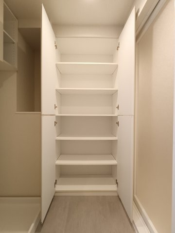【リネン庫】　あると嬉しいリネン庫。洗面所に必須のタオルやお掃除用具を整理して収納できます。