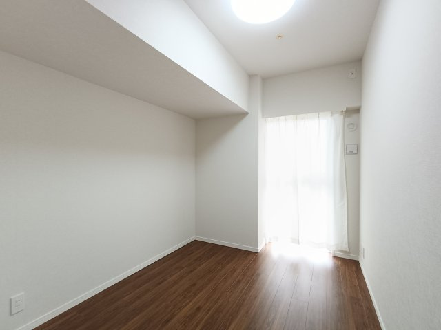 【洋室？約5.6帖】　バルコニーに面した明るいお部屋です。陽気に楽しみ、やすらぐ室内。