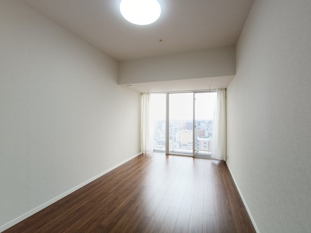 【洋室？約8.9帖】　広々とした洋室。主寝室や子ども部屋にいかがでしょうか？