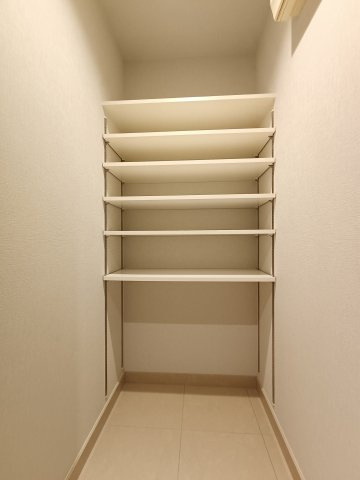 【シューズインクローゼット】　履物類以外にも、ベビーカー、ゴルフ道具、アウトドア用品など、外で使用するアイテムを玄関ドアの近くに収納できます。