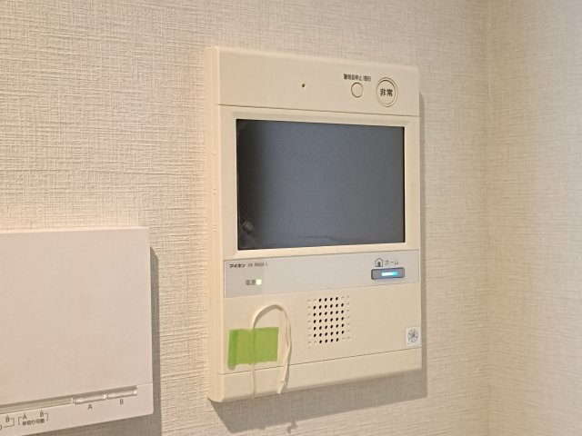 【TVモニター付きインターフォン】　訪問者の顔を見ることができるので、安心してドアを開けられます。