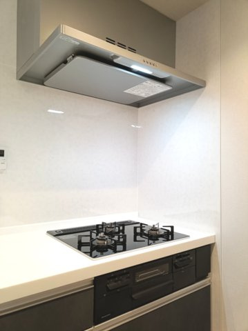【3口コンロ】　3口コンロ、グリル付きでお料理のレパートリーも増えそうです。