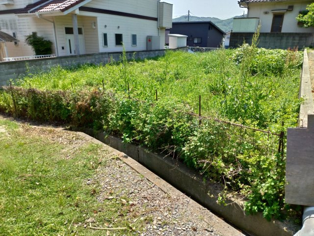 敷地は奥に長く、接道は北側になります。当社は不動産の売買だけではなく、新生活の夢を叶えるお手伝い、そしてその後の快適な生活を提供するためにさまざまな面からサポートいたします。ぜひご相談ください。