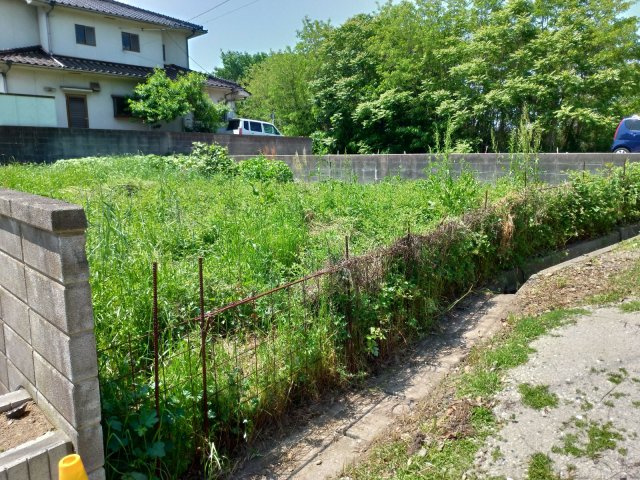 入口は「く」の字状になっており、若干奥行きの広い西側には、大きめのお車の駐車スペースも確保できます。住まいのご計画も含め、弊社の経験豊富なスタッフがお客様の理想をお伺いし、よりよいご提案をいたします。