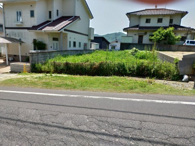 前面道路は未舗装の部分も含め、幅員約13mあります。左右の隣地、前面道路のいずれからも低い敷地となっております。前面道路は若干傾斜があります。ご見学希望の際は、遠慮なくお問い合わせください。
