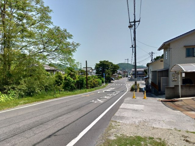 前面道路を西側から東側に向かって撮影しています。こちらの物件は、いつでも見学可能！弊社の経験豊富なスタッフがお客様の理想をお伺いし、よりよい生活空間をご提案いたします。ぜひお気軽にご相談ください！