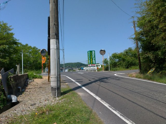 前面道路を東側から西側に向かって撮影しています。若干傾斜があります。こちらの物件は、いつでも見学可能となっております！気になるなぁと思われたら、どんな些細なことでもぜひお気軽にご相談ください！