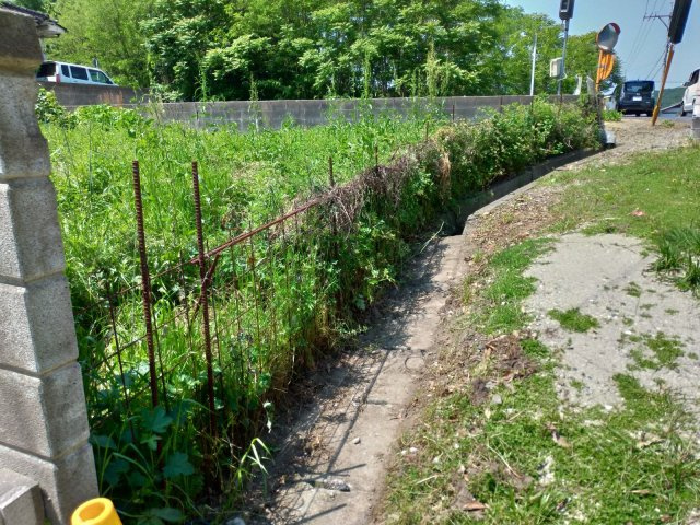 水路から右側は県道になります。前面道路は交通量がありますが、敷地前は幅員が広めなので、お車の出し入れもラクに出来そうです。こちらの物件はいつでも見学可能となっております！お気軽にご連絡下さい！
