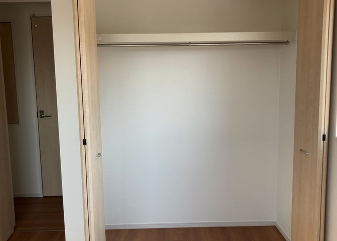 デザイン性を重視しすぎて収納が少なかった！なんてことにならないため、事前に現地で収納の数を確認しておくことをお勧めします。クローゼット以外にも床下収納や屋根裏収納、パントリーなどもチェックしましょう。