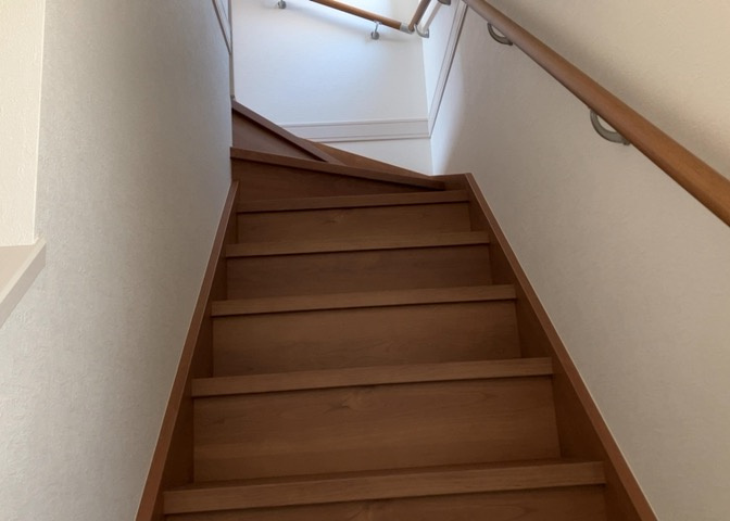 建物の上下階の通路である階段は、その位置によって動線や室内の印象が大きく左右されます。手摺にも重要な役割があり、転倒の防止・歩行や動作を円滑にして日常生活を支えることを主な目的として設置されています。
