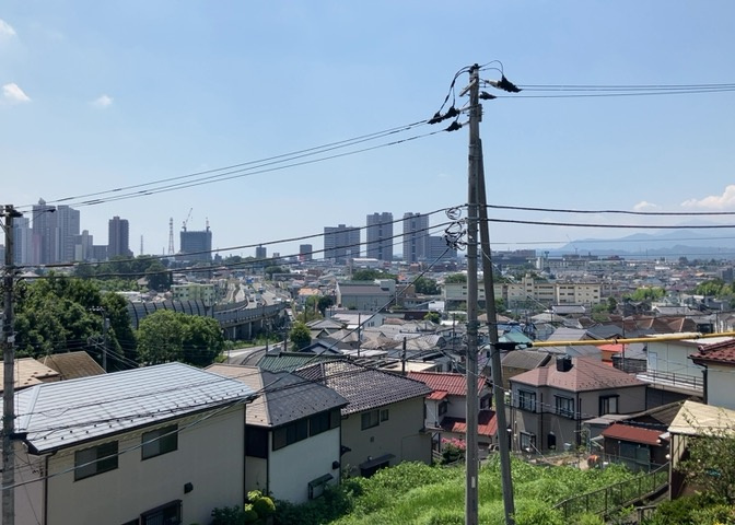 眺望を気にして物件を探す場合、前面に建物が建っていないか現地で確認しましょう！前面に建物があると景色はもちろん、日当たりや風通しにも影響が出てきます。住んだ時のことを想像しながら現地見学をしましょう。