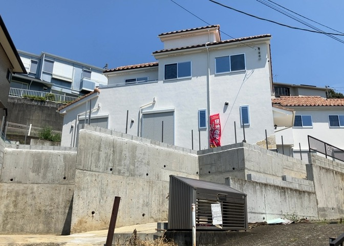 住宅用の土地では前面道路に2m以上接していなければならないと法律で定められています。しかし、お持ちの車のサイズやライフスタイルなどにより、2mでは利便が悪い場合もございますので、事前に確認しましょう。