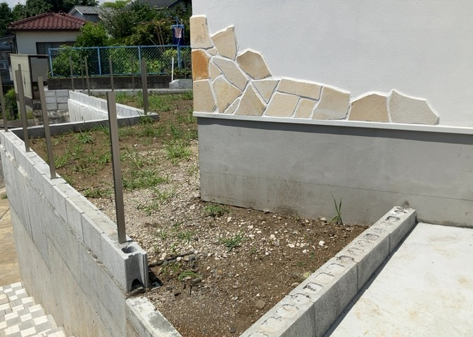 木造住宅とは土台、壁、柱など建築物の強度を支える構造体の材に木が使用されている構造を指します。構造体は建物の自重を支えるだけではなく風圧や水圧、積裁荷重などあらゆる衝撃に耐えるための基礎です。