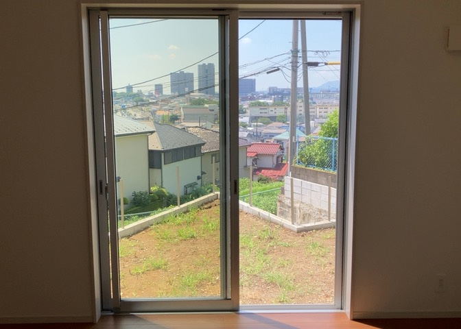 サッシとは、ガラス窓に使用される金属製の窓枠のことです。一般的に住宅建築では、金属製建具工事の段階で備え付けるもので、ガラス類や玄関、バスルームのスチール製のドアなどと同じタイミングで工事を行います。