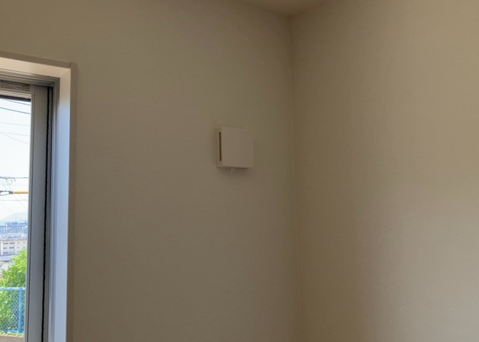 1日中建物内の換気が行われるように設計された仕組みです。気密性の高い住宅は、家に籠った空気でシックハウス症候群になる可能性がありますが、24時間換気システムであれば計画的な換気で対策が可能です。