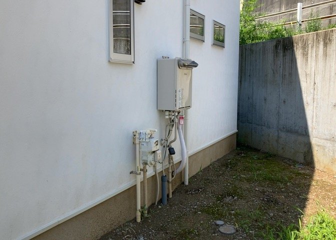 省エネ給湯器とは従来型の給湯器より熱効率が高く、少ない燃料でたくさんのお湯を沸かすことが出来る高効率な給湯器のことを指します。また、省エネ給湯器には種類があり、利便性や効果なども様々です。