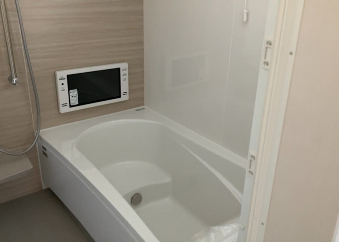 入浴時の快適さも大事なことですが、綺麗な状態を維持できなければ気持ちよく入浴できません。毎日の掃除が楽という点は大事なポイントになります！カビが生えにくく掃除がしやすい、壁や浴槽を選ぶといいでしょう。
