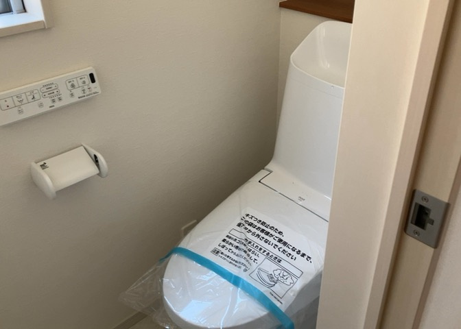 トイレは大きさや形、機能、抗菌性などが異なる多種多彩なタイプが各メーカーから出ています。それぞれに良さがあるため、事前にどういったタイプのトイレがいいのかをご家庭内で決めて、内見に行くといいでしょう。