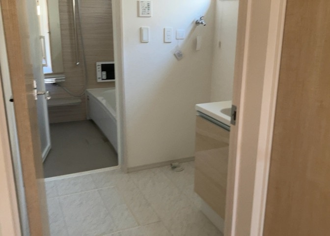 多くの戸建て住宅で見かける洗面脱衣所は、洗面台と洗濯機が2畳ほどのスペースに並べられていて、洗面所が脱衣所を兼ね備えている間取りが一般的です。お客様が利用することもある、パブリックな空間でもあります。