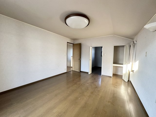 広さにゆとりのある洋室にウォークインクローゼットを備えた使い勝手の良いお部屋。衣類や荷物をまとめて収納でき、居室をすっきりと保てます。寝室としてはもちろん、在宅ワークや趣味の部屋にも活用しやすい空間。