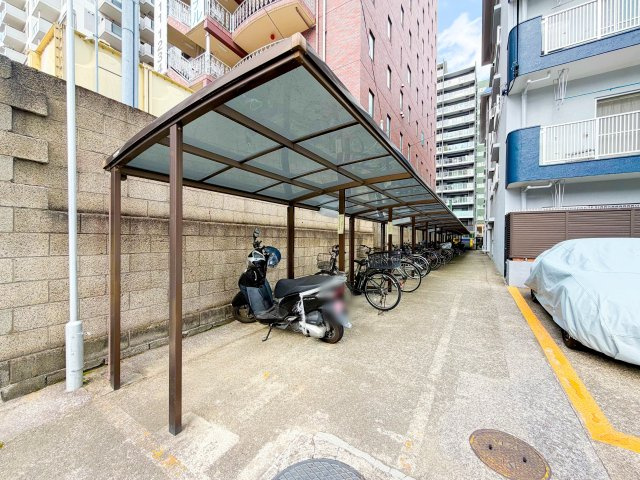 屋根付きの駐輪場・バイク置き場スペース！