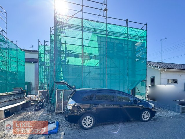 現地にて建築工事が順調に進んでおります。周辺は日当たりや風通しが良く、落ち着いた住宅街の雰囲気を肌で感じていただけます。詳細な間取りや仕様のご質問もお気軽にお問い合わせください！