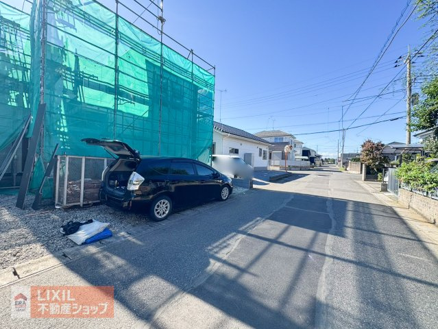 綺麗に整備された前面道路に面しており、お車の出し入れや駐車もストレスなく行えます。見通しも良く、開放感のあるすっきりとした街並みが広がっています。