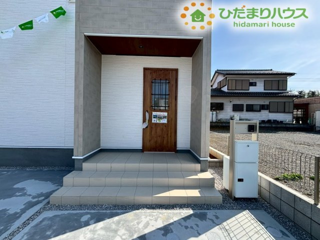 木目調のドアが温かみを感じさせるお洒落な玄関ポーチです。明るいステップで、毎朝の通園や通学も気持ちよく送り出せます！屋根付きのため雨の日の鍵開け時も濡れずに快適です！