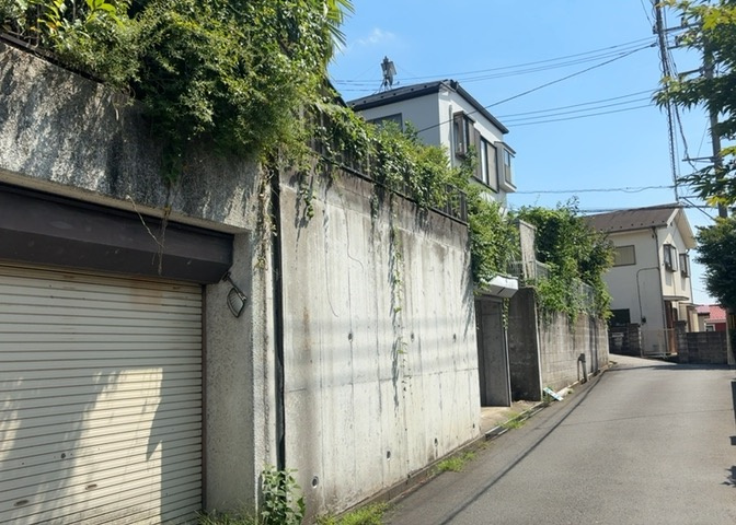 道幅が広い場所は日当たりや風通が良好です。幅が広いのですれ違いも可能ですし大きな車でも駐車可能！一方で、大型車が通ることも多くなるため交通量の増加により騒音に繋がります。また土地の値段が高くなります。