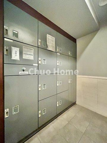 【宅配ボックス】在宅時・不在時に関わらず、居住者の代わりに非対面で宅配物を受け取ってくれる便利な設備です。わかりやすくご説明致しますので見学時にはお部屋だけではなく共用部分もぜひチェックしてください。