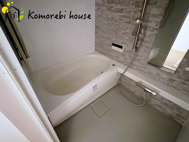 白とグレーでおちついた雰囲気のお風呂です