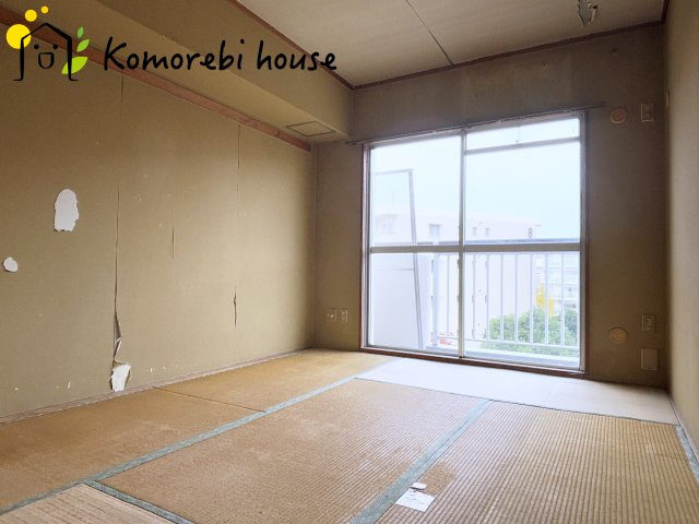 光の差し込む和室です