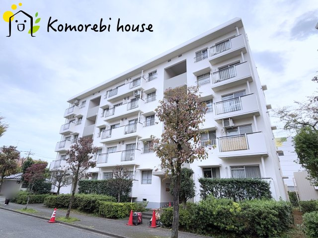 緑に囲まれたきれいな外観です