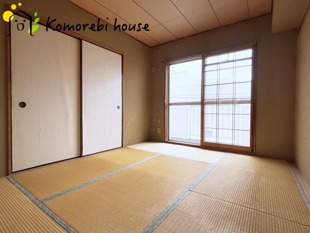 光の差し込む和室です