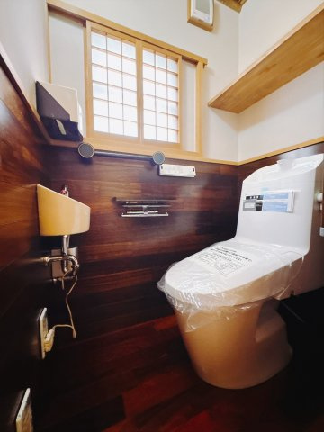 ■トイレ｜1階、2階にもトイレをご用意しております♪窓付きなので常に換気もでき、綺麗保てます♪