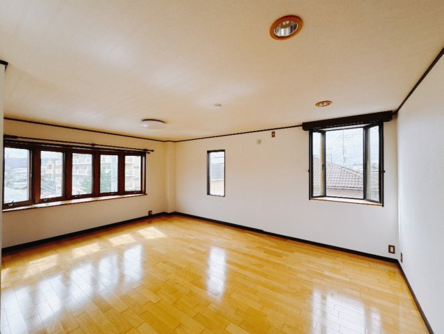 ■洋室｜ナチュラルカラーの床です。模様替えなどとても楽しく工夫できます♪陽当たり、風通しもとても良いので毎日快適な生活スタートです！子供部屋にも良いですね♪