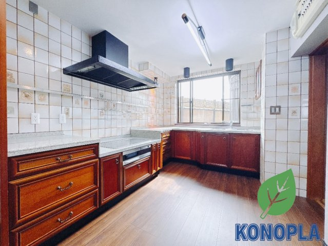 ■キッチン｜大きなお鍋や調理用具のも出し入れラクラクな収納がたっぷり！毎日使う場所だからこそ、無理のない姿勢で作業できるのは嬉しいポイントですね(*＾＾*)♪