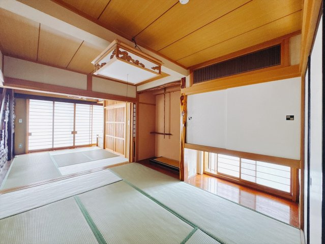 ■和室｜意外と場所をとるアイロンがけや、お洗濯物を畳むときにも広々と使うことができ、ちょっと一休みしたいとき、すぐに横になれるのも魅力です♪