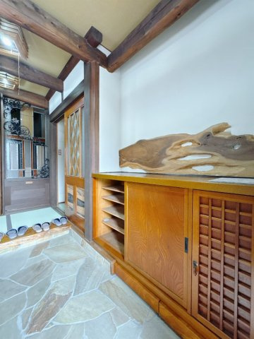 ■玄関｜「玄関から、我が家を心地よく。自然の風や光を感じられる気持ちのいい玄関へ。」永く居心地のいい暮らしを演出する快適性能と安心を両立させたドアを採用しました！