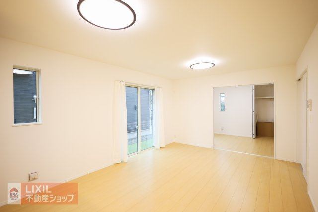 現地完成写真。明るい日差しの入るリビングは家族団らんの場所には最適です。