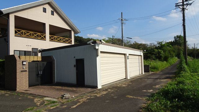 駐車場は車庫4台＋青空1台の合計5台あります