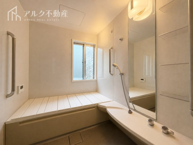 自然換気の行えるバスルーム※AIによる荷物消去加工を行った画像です。