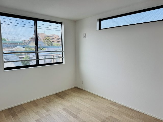 ～3階6.0帖の洋室　2面採光で明るく風通しの良いお部屋です～