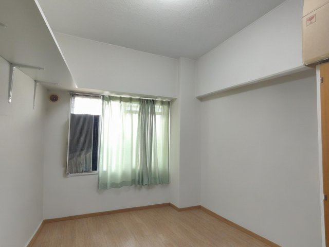 【洋室約4.4帖】　お子様の勉強部屋、書斎など使い方を想像しながらぜひご覧ください。