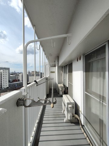 【バルコニー】　お天気のいい日はお外で洗濯物を干していただけます。