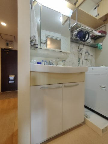 【キッチン】　シンプルだからこそ使いやすい。スタンダードなデザインの洗面ボウルは清潔感あるホワイトです。